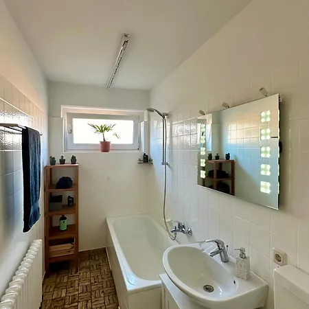 Ruhiges In Mit Parkplatz & Balkon Apartamento *